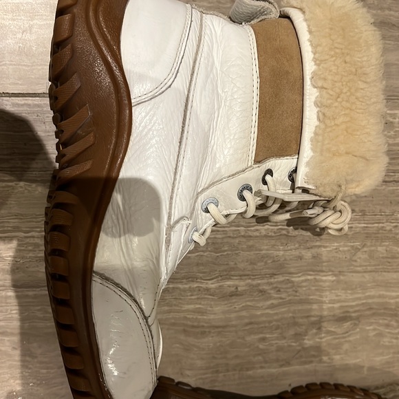 Uggs white winter boots size 8 (women’s) - Picture 5 of 9